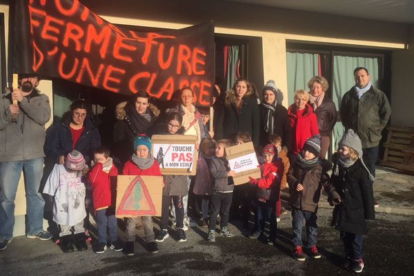 Une dizaine de parents ont décidé d'occuper, ce vendredi, l'école maternelle Jacques Prévert de Rochechouart.