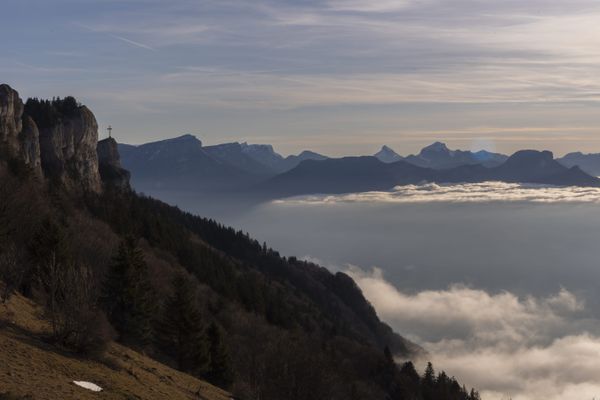 Une mer de nuages sous la croix du Nivolet, dans le massif des Bauges, en Savoie. (Illustration)