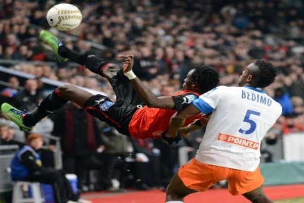 Rennes - Bedimo du MHSC à la lutte avec Pitroipa de Rennes - 16 janvier 2013.