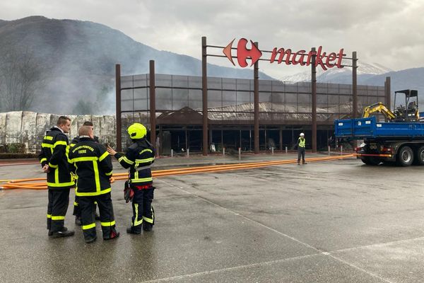 Le Carrefour Market de Vizille (Isère) a été détruit par un incendie dans la nuit du dimanche au lundi 11 décembre.