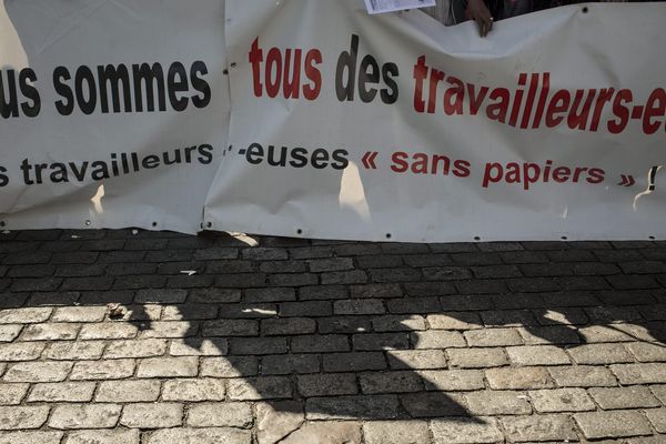 La CGT appelle à des rassemblements devant les préfectures d'Île-de-France pour régulariser des travailleurs sans-papiers.