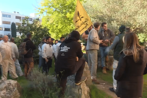 Les apiculteurs de toute la région sont venus protester contre une réglementation de l'ONF au sujet de leur implantation de ruches en forêt.