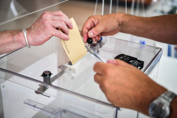 les bulletins de vote du candidat de la NUPES de l'Aveyron...se retrouvent en Bretagne