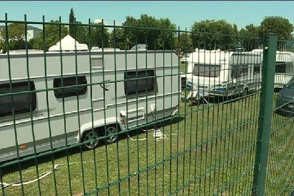 Une centaine de caravanes de gens du voyage se sont installées sur le stade Saint-Cassien entre Cannes et Mandelieu. 