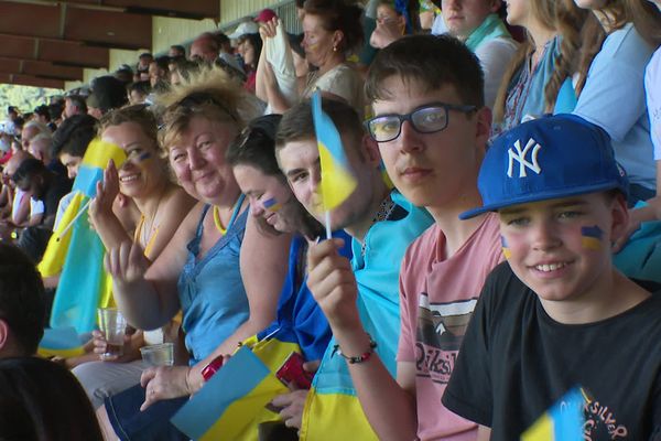 Les drapeaux azur et or étaient fièrement brandis dans les tribunes de Bourgoin-Jallieu par les supporters du Dynamo de Kiev qui affrontait L'OL pour une rencontre sportive empreinte de solidarité.