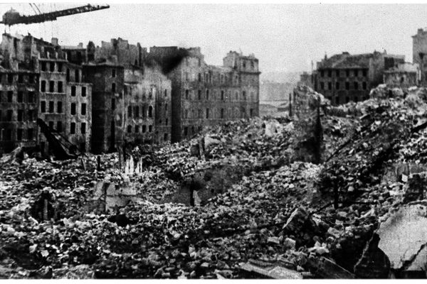 Le quartier derrière le Vieux-Port vidé de ses habitants puis dynamité en 1943.