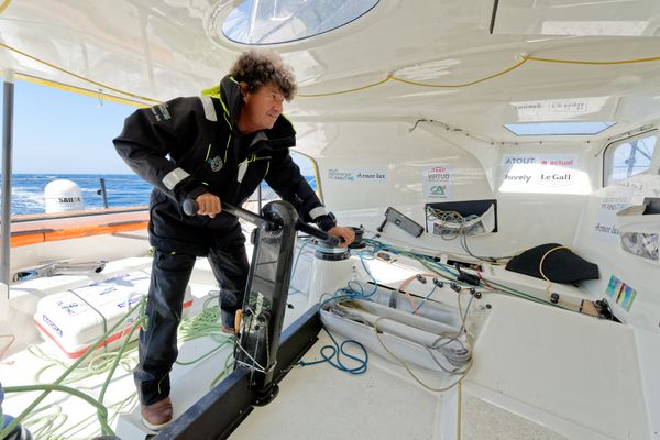 Dans la nuit du vendredi 15 au samedi 16 novembre, Le Breton Jean Le Cam a bondi de la dixième place à la première place de la 10ᵉ édition du Vendée Globe.