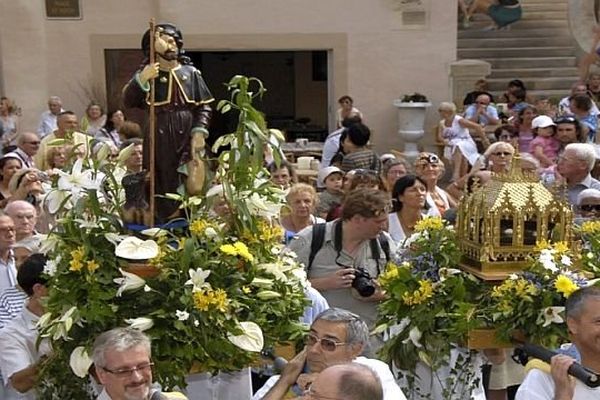 Montpellier - la statue de Saint-Roch lors des célébrations - archives