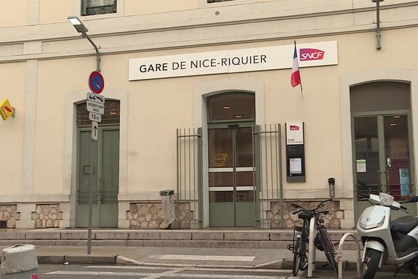 L'homme a été blessé devant la gare de Nice-Riquier.