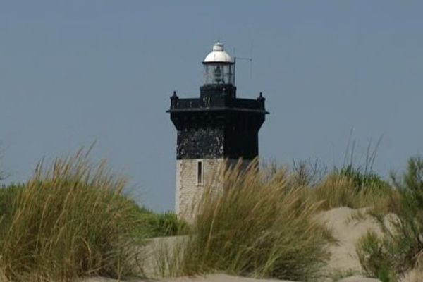 Le phare de l'Espiguette, monument historique, est situé sur un site naturel classé du Gard