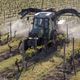 Traitement fongicide dans les vignes d'Occitanie - archives.