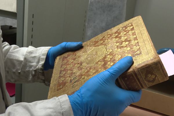 Parmi les manuscrits manipulés par les deux techniciens en conservation préventive, certains datent du XVIIe siècle.