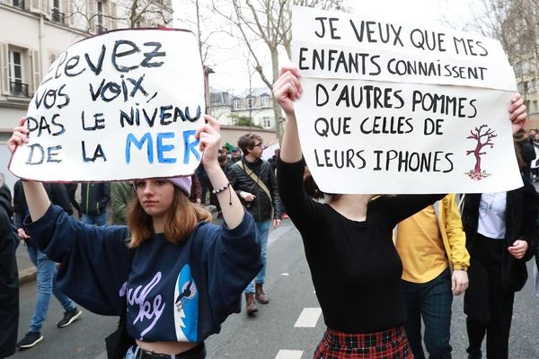 Pendant une manifestation de lycéens à Paris, pour le climat