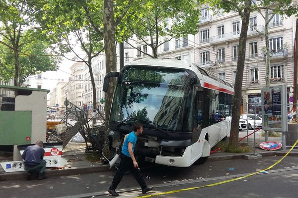 Le bus a terminé sa course contre les arbres et le mobilier urbain de la place Abdel Kader, dans le 7e arrondissement de Lyon, ce lundi 16 mai.