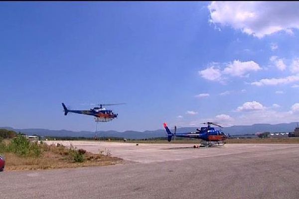 Deux hélicoptères bombardiers d'eau sur la base du Luc-en-Provence.