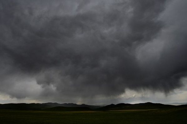 Point de vue image du monde : un ciel d'orage en Mongolie dans le district de Mandal, une région enclavée où se produisent des phénomènes météorologiques dangereux affectant la vie de la population selon l'Unicef