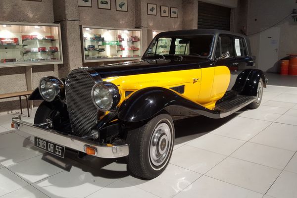 La Panther De Ville de Johnny Hallyday devrait être exposé au musée de l'automobile de Velaine-en-Haye jusqu'au 17 décembre 2017. 