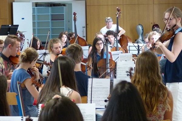 les jeunes musiciens répètent pour leur concert.