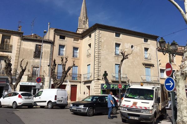 La place principale de Saint-André-De-Sangonis, village confiné du lodevois.