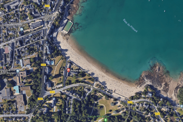 L'accident s'est produit dans la soirée de ce dimanche au niveau de la digue du Prieuré à Dinard. Le scooter a heurté une barrière de plein fouet.