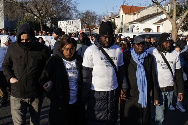 1500 personnes rassemblées à Thiais pour une marche blanche en hommage à Tidiane, adolescent mortellement poignardé devant son lycée lundi.