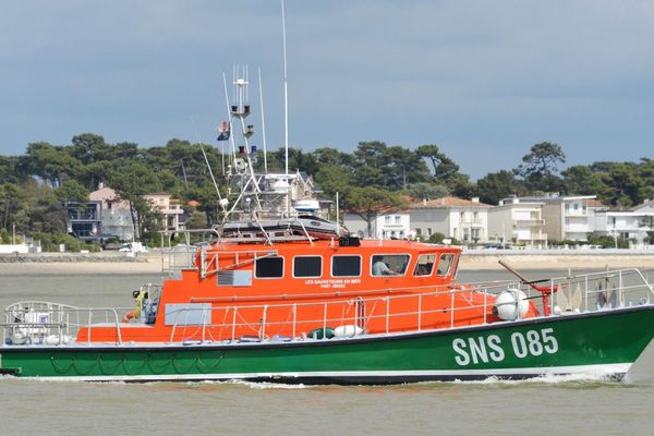 Le canot de la SNSM de Port Médoc a retrouvé le plaisancier tombé à l'eau au large de La Palmyre.