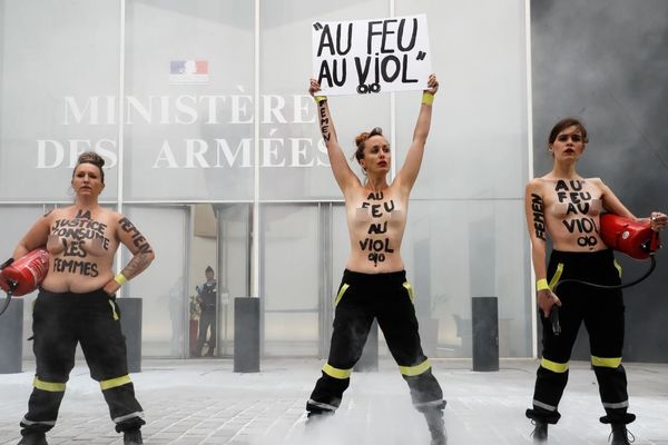 Trois Femen ont protesté devant le ministère des Armées à Paris, avec des extincteurs.