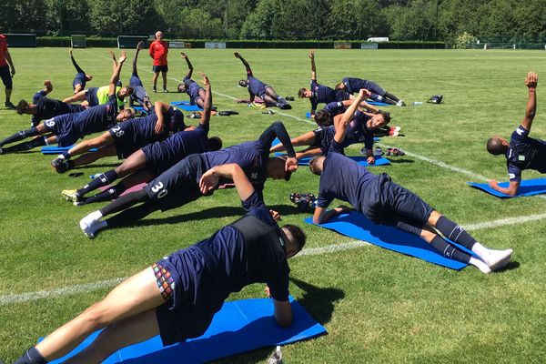 Exercices au sol et phases de jeu alternent au cours de ce stage de préparation du Clermont-Foot au Chambon-sur-Lignon