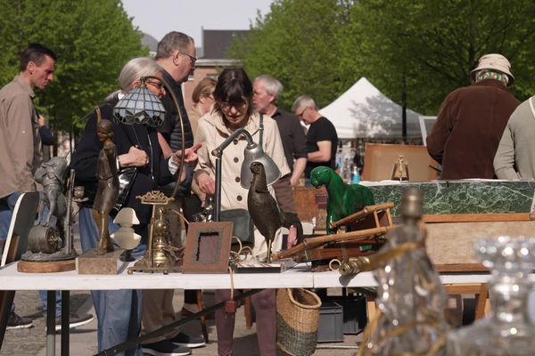 Les puces d'Amiens sont au pied de la cathédrale tous les troisièmes samedis du mois.