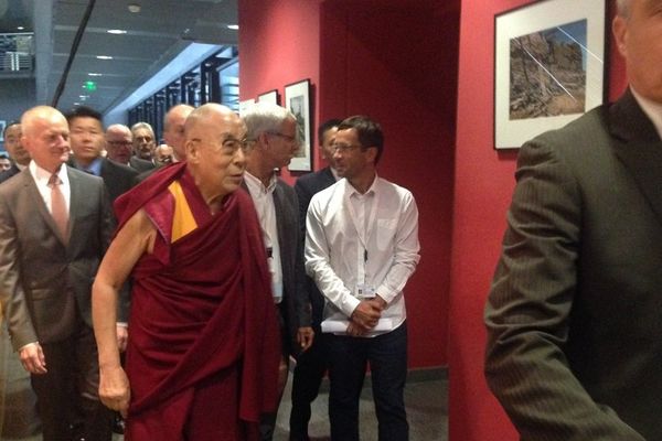 Le Dalaï Lama à son arrivée à l'ISIS vendredi matin