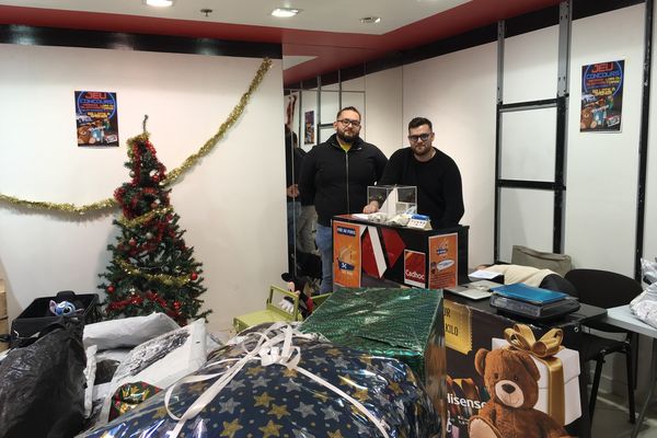 De nombreux paquets non-livrés attendant d'être achetés dans cette boutique éphémère d'une galerie marchande rémoise.