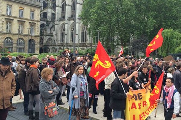 Le rassemblement place de l'hôtel de ville à Rouen