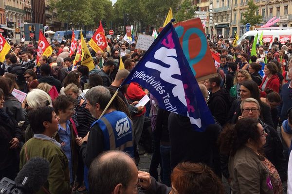 Près de 150 personnes se sont rassemblées à Toulouse en marge de la visite du Président de la République. 