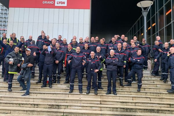 Les pompiers du service départemental et métropolitain se sont retrouvés ce mardi 1ᵉʳ octobre devant la métropole de Lyon.