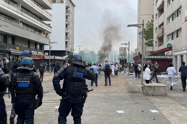 Des membres des forces de l'ordre présents à Nanterre, suite à la marche blanche.