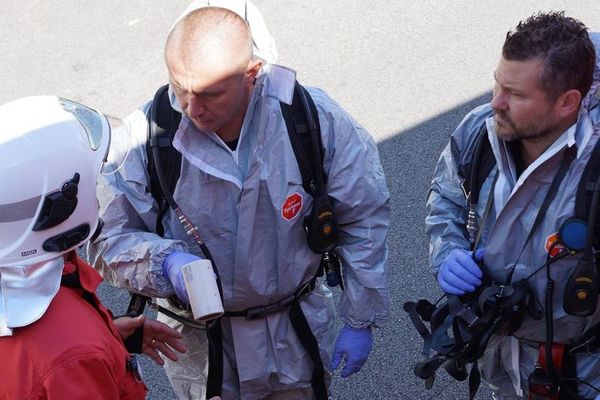 Les pompiers spécialisés dans les risques chimiques en intervention le 7 septembre à Limoges après la découverte d'un colis suspect.