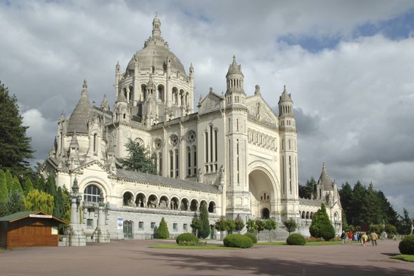 A Lisieux, dans le Calvados, la commune et le sanctuaire célèbrent la religieuse la plus connue mondialement : Sainte-Thérèse. En cette année jubilaire avec les 150 ans de sa naissance et les 100 ans de sa béatification, les fêtes thérésiennes attirent de nombreux fidèles et touristes qui font le bonheur des commerçants sur place.