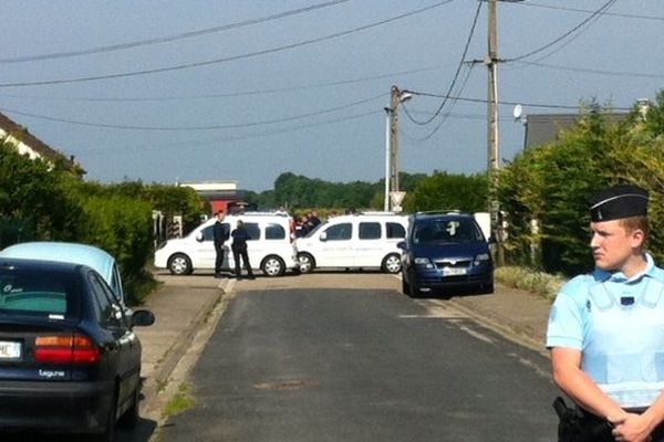 Un périmètre de sécurité a été installé autour du pavillon où le corps de la victime a été retrouvé