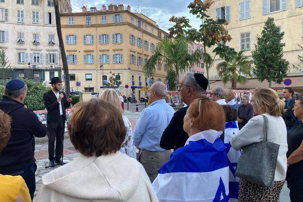 Le rabbin Levi Pinson a pris la parole devant les gens rassemblés pour se souvenir des victimes des attentats en Israël.