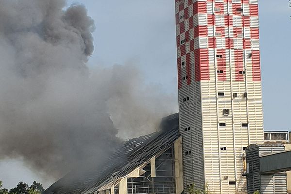 Le silo à grains après l'explosion, ce mercredi matin