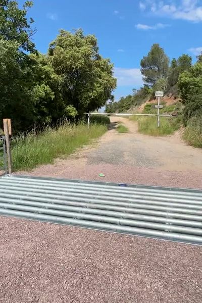 Pour lutter contre les intrusions des sangliers, la ville de Saint-Raphaël s'est dotée d'un pas canadien qui empêche l'intrusion des sangliers.