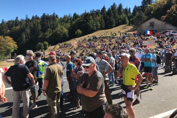 Spectacle populaire par excellence, le Tour de France attire toujours autant de monde. En plein coeur du Parc national des Cévennes, sous le soleil, les spectateurs sont ravis.