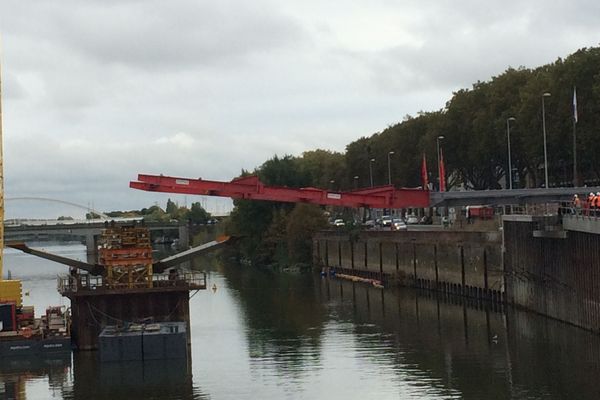 La pose du tablier du nouveau pont sur la Maine à Angers