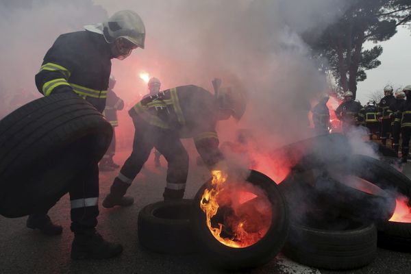 Des pneus ont été brûlés et deux gendarmes ont été légèrement blessés lors du blocage de l'A8 par les pompiers.