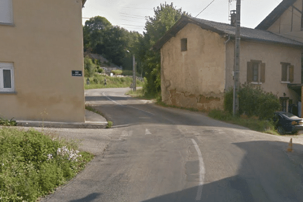 Dans ce virage, route de Charavines à Apprieu (Isère), la voiture aurait percuté ce mur en pisé, déjà bien abîmé.