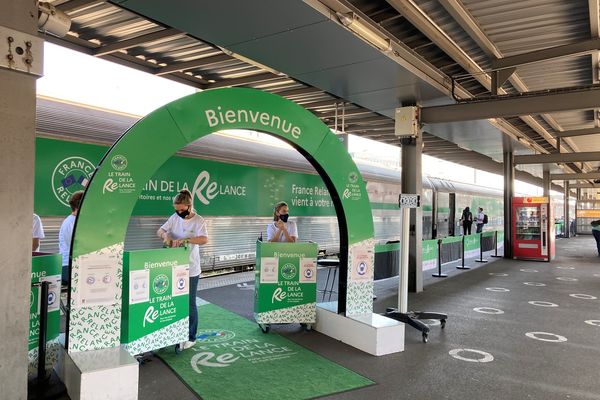 Un train qui sort de l'ordinaire a fait escale en gare d'Amiens mercredi 8 septembre. Il arbore les couleurs et le logo du plan de relance économique du gouvernement lancé il y a un an.