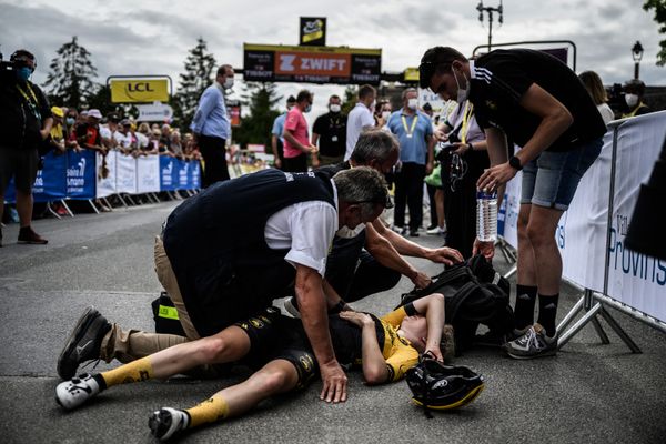 Maéva Squiban, effondrée de douleur après la ligne d'arrivée lors de la deuxième étape. Suite à une lourde chute à 3 km de l'arrivée, la coureuse du Stade Rochelais a tout de même tenu à terminer la course.