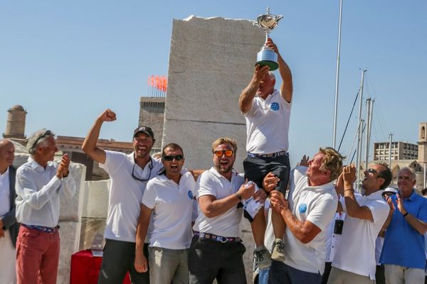 Guy Claeys, propriétaire et skipper du bateau "Expresso II" et son équipage ont été sacrés ce dimanche à Marseille champion d'Europe IRC.