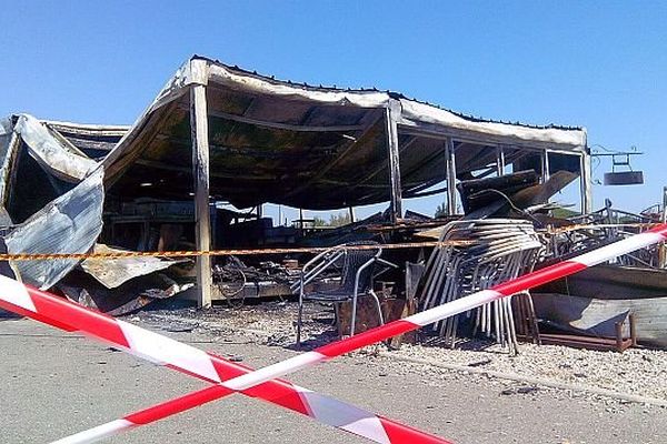 Vendres (Hérault) - une paillote détruite par une incendie - 5 mai 2014.