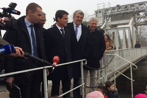 En visite sur le vieux port, aux côté du maire Jean-François Fountaine